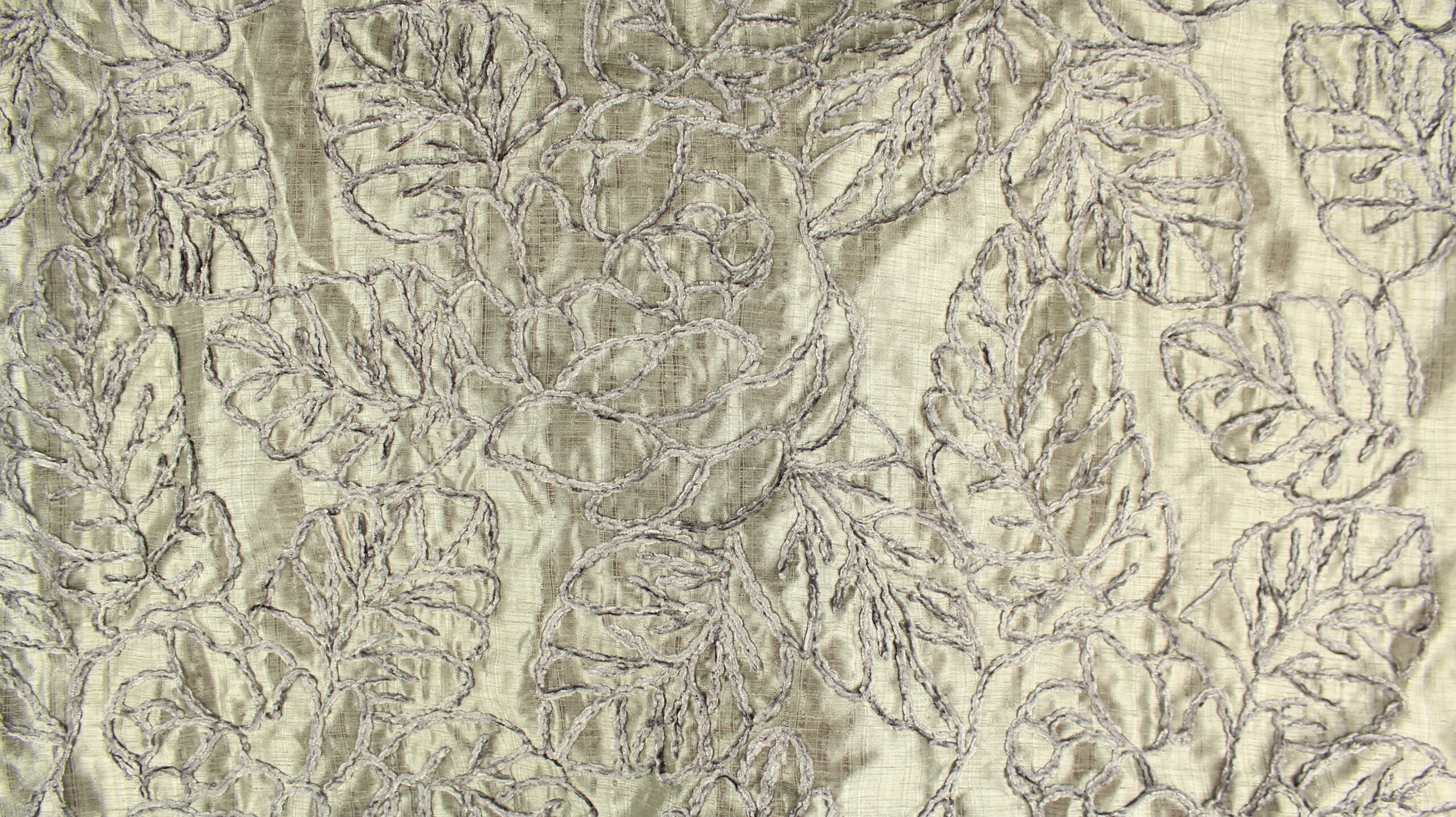 Camino de Mesa Floral Pearl